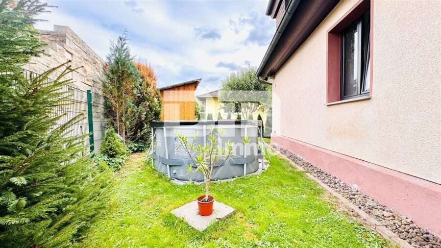 Helle Dreizimmerwohnung mit Terrasse + Stellplatz in saniertem Zweifamilienhaus - Gartenbereich hinter dem Haus